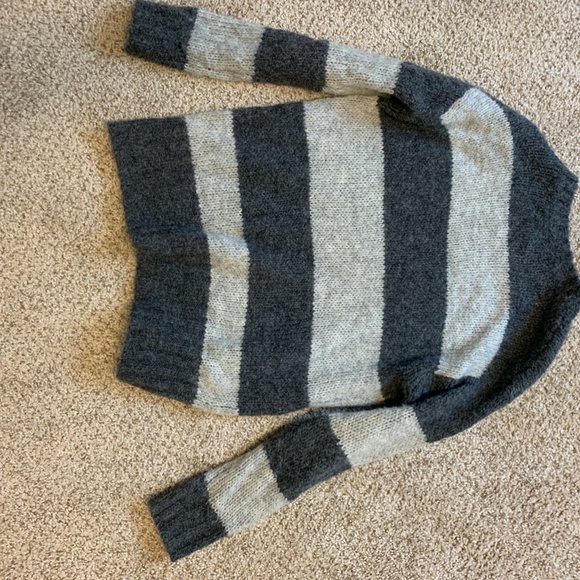 American Eagle Sweater - Picture 3 of 3